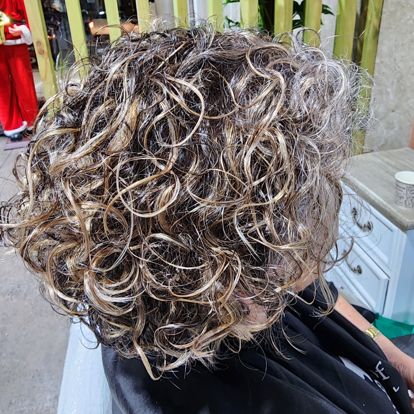 Sí, también amamos los rulos 😍 y les damos el máximo cuidado para que vuelvan a revivir✨️
Acá  realizamos unas mechas para revitalizar el color e integrar las canas con tonos más cálidos.
Estilista: Dominique en Salón Amanda, Pudahuel