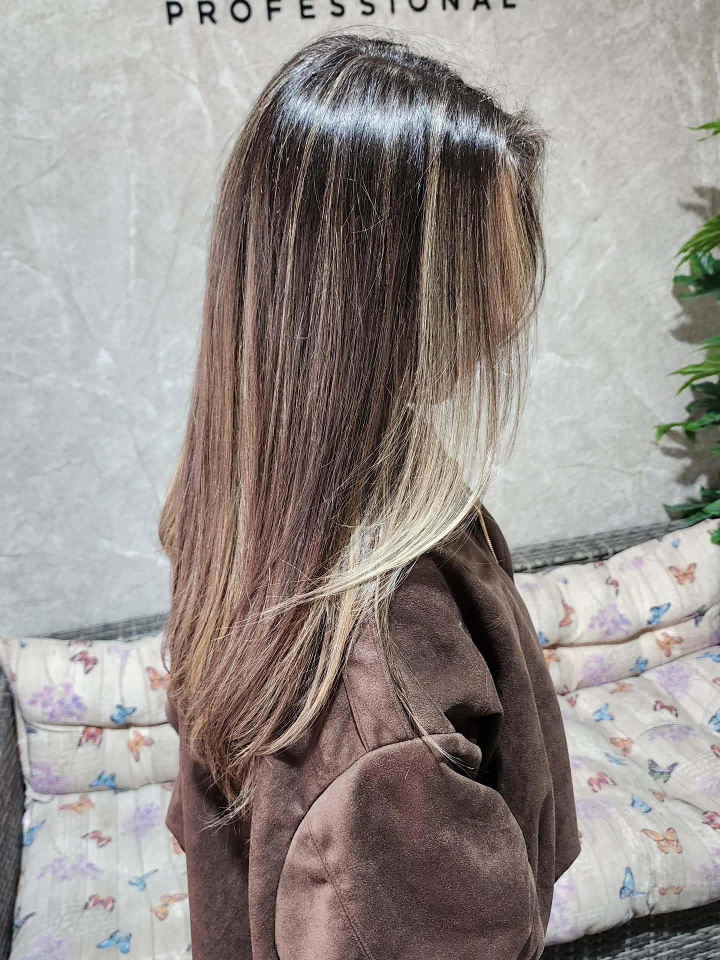 Soft blonde ✨️
Trabajo realizado por Dominique 

Técnica de coloración que busca un rubio natural,  sofiaticado y luminoso. Se caracteriza por sus matices suaves y equilibrados, ideal para un look de bajo mantenimiento. en Salón Amanda, Pudahuel