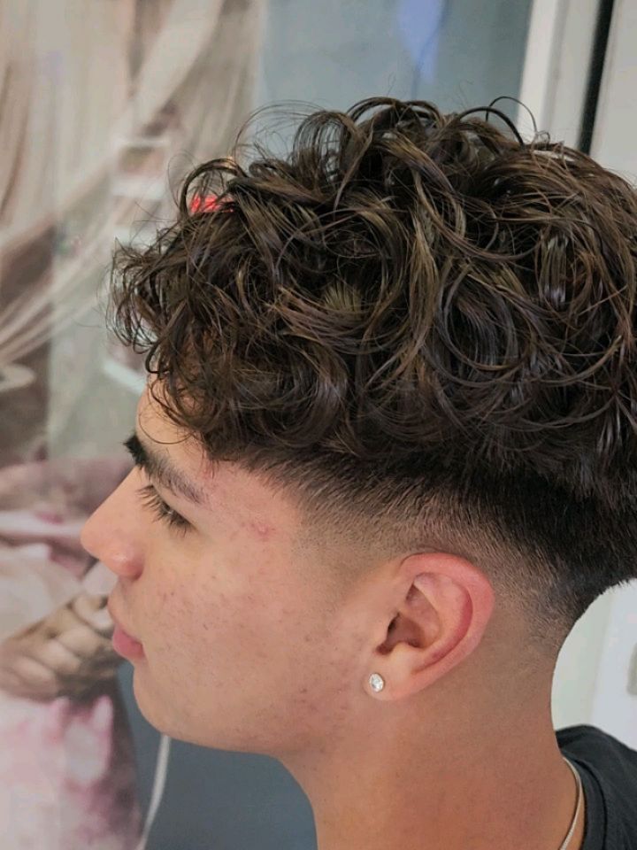 Ondulación Permanente ✨️ Trabajo en conjunto.
Ondulación: DOMINIQUE / Corte: MARTÍN 

Esta vuelta al clases estuvo cargada de cambios.  Textura y movimiento es lo que logramos en cabellos 100% lisos, pero siempre manteniendo la naturalidad. Desliza para ver el antes ➡️ 
Visítanos para evaluación y presupuesto gratis 😉 en Salón Amanda, Pudahuel
