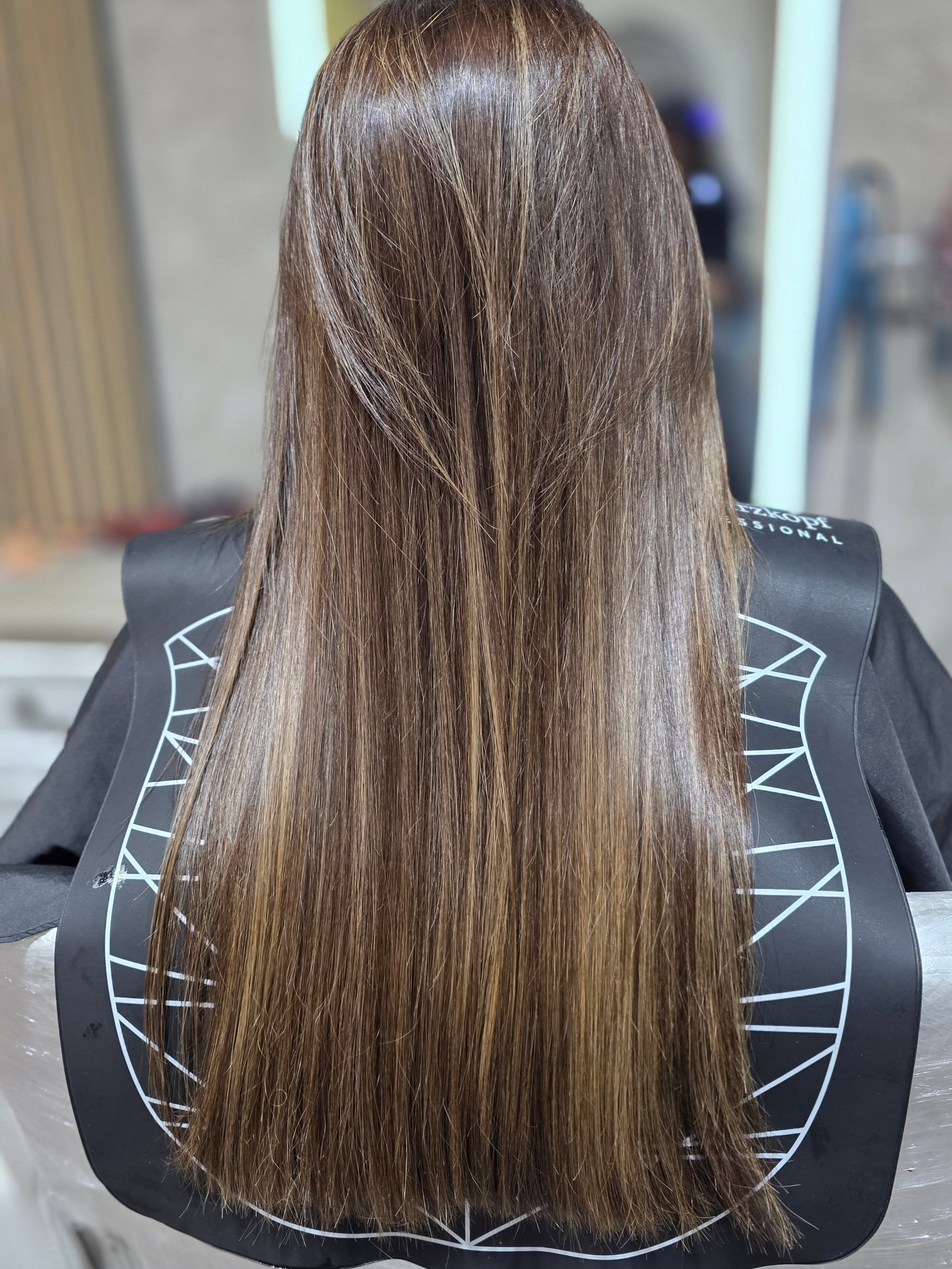 Retoque de crecimiento y toner de mechas ✨️
Desliza para ver el antes 👉 

En esta oportunidad decidimos en conjunto a nuestra clienta, retocar el crecimiento y tonalizar los largos para devolverle vida y luminosidad al balayage realizado en diciembre, de esta manera, logramos aplazar su vista y en un par de meses nos veremos para retocar su balayage.

Estilista: Dominique 

#igoraabsolutes
#igoravibrance❤️ en Salón Amanda, Pudahuel