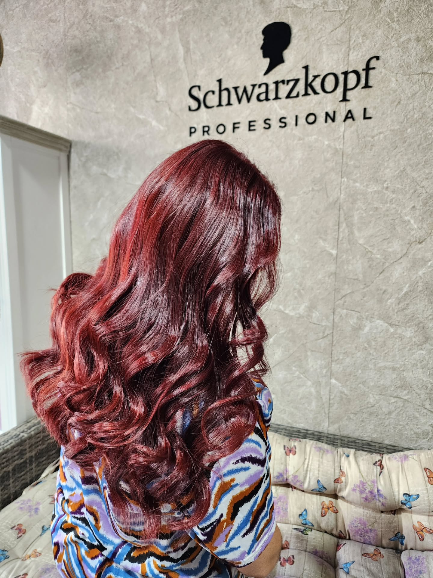Un red wine bombastico ✨️ 💣. Desliza ➡️ para ver el antes. Siempre con @schwarzkopfpro.chile #igora y el toque de brillo extra con @moroccanoil_latam . 
Trabajo realizado por Dominique. 
Revisa nuestra disponibilidad en el link de la bio o al +56981806262 en Salón Amanda, Pudahuel