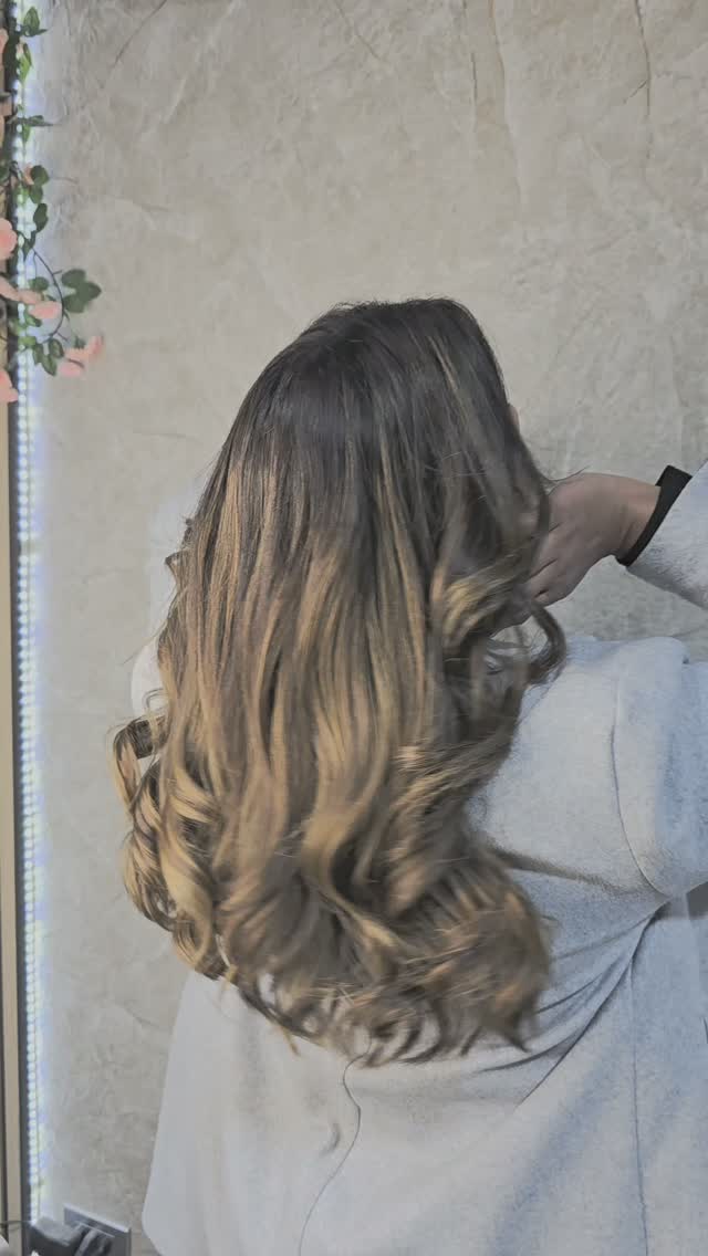 Cada detalle pensado para lograr un resultado elegante, natural y lleno de estilo. 💇‍♀️✨

Si buscas renovar tu look y dejar tu cabello en manos profesionales, agenda tu hora con Dominique.

📲 @velvet_bydomi en Salón Amanda, Pudahuel