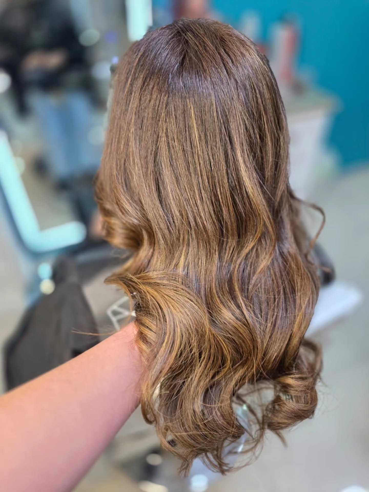 ✨ Un resultado que habla por sí solo ✨

Un hermoso trabajo de color, brillo y movimiento, logrando un tono cálido y sofisticado que realza la belleza del cabello. 🤎✨

Cada detalle pensado para conseguir un acabado luminoso, natural y lleno de vida. 💫

💇‍♀️ Trabajo realizado por Dominique
📲 @velvet_bydomy en Salón Amanda, Pudahuel