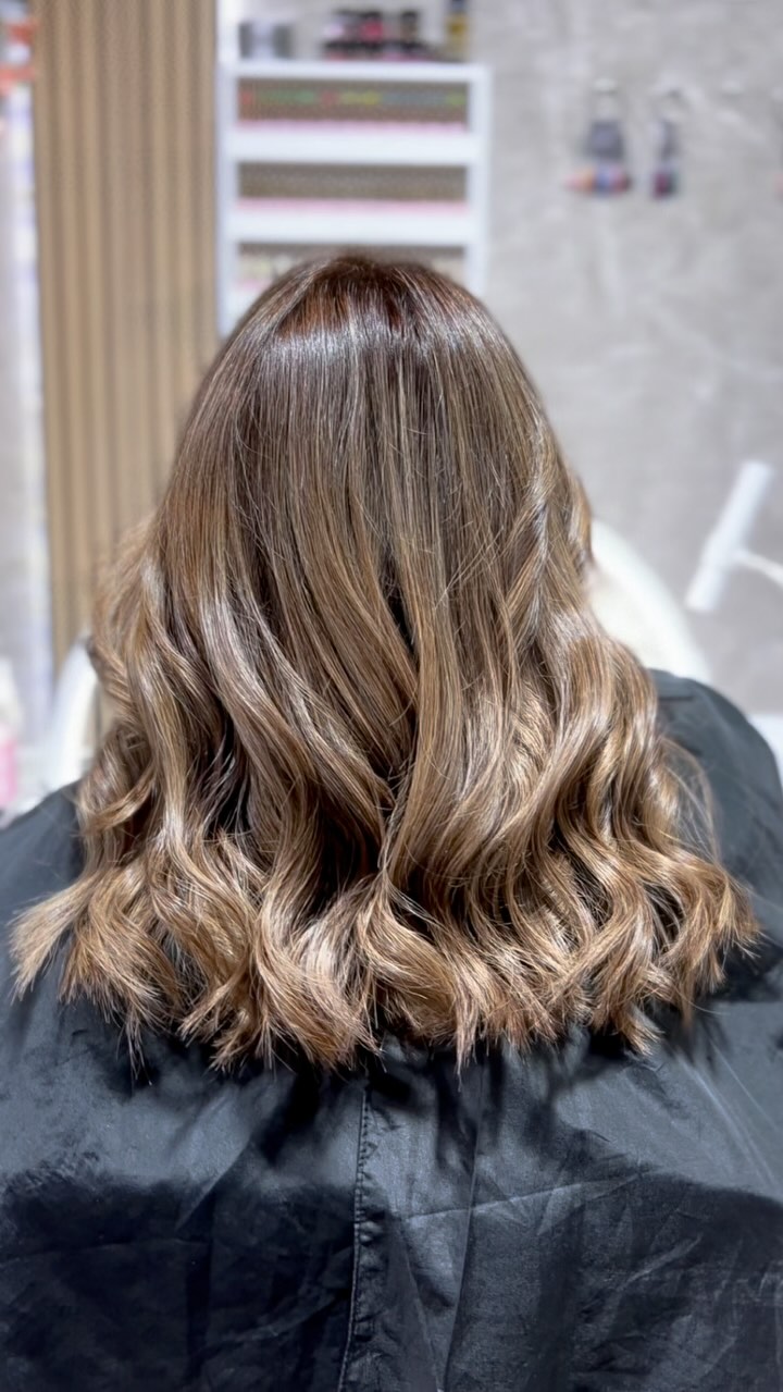 Reversa de Balayage, una técnica muy utilizada para dar profundidad y contraste en tonos de cabello, así damos una diferencia de tonalidades entre la piel y cabello ✨ 
By: Dominique 🫰🏼 

#balayageartists #balayagespecialist #rubiosperfectos👱🏼‍♀️ #luxurystyle #i̇gora #royal #peluqueria #loveher en Salón Amanda, Pudahuel