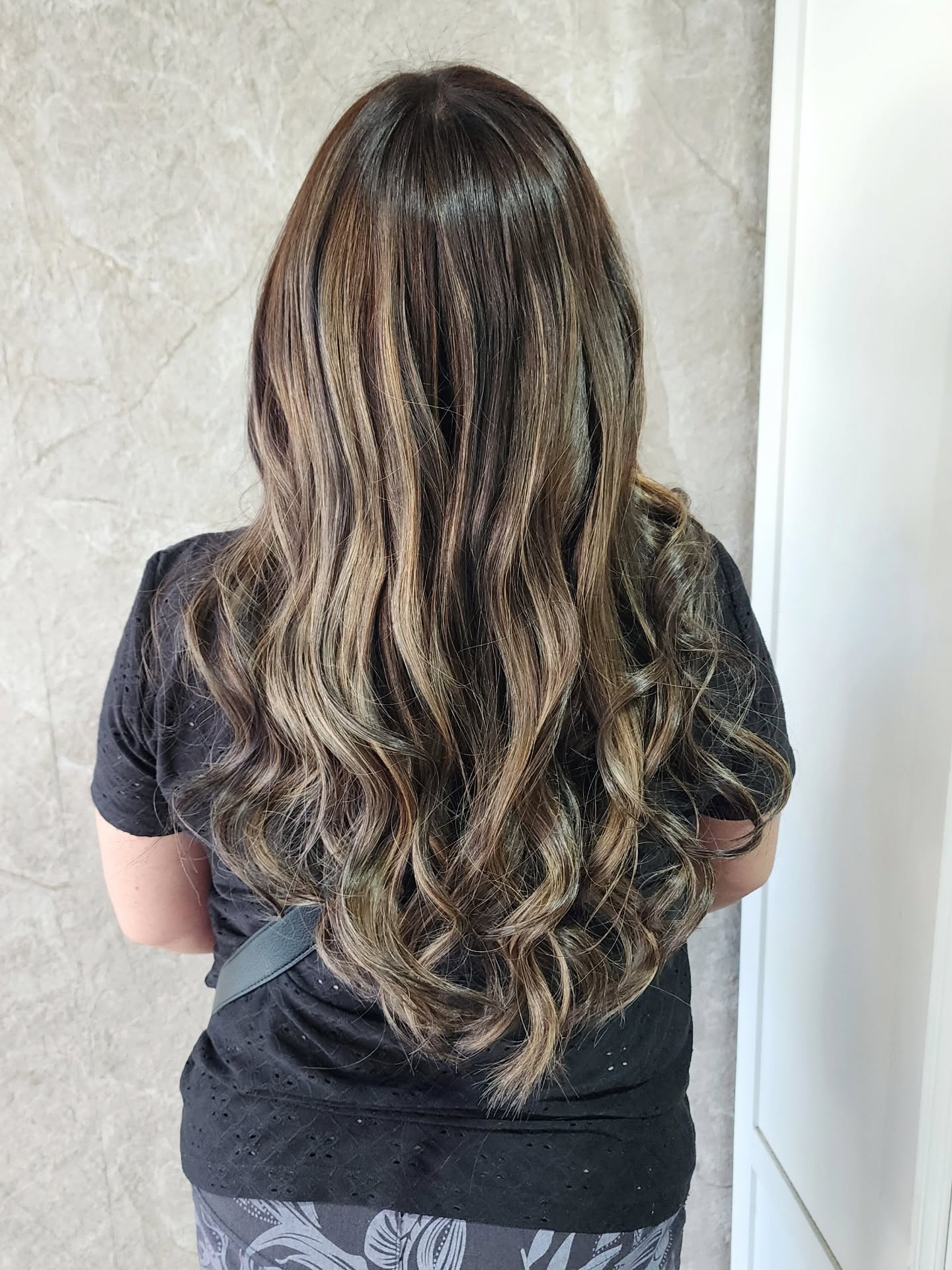 Balayage para iluminar este cabello natural ✨️

Cada cabello es un mundo nuevo y nos encanta cuando vienen con ideas 💡, pero ojo 👁, no prometemos colores... prometemos asesoría  personalizada, colores adecuados a tú  tipo de piel, rostro , resaltar rasgos y facciones.  Te asesoramos en cuidado y mantención de tu cabello, de acuerdo a tu rutina diaria. 
Visítanos para asesoramiento y presupuesto  gratis en:
Avenida del canal 19811, strip center Paseo de los valles Pudahuel, te esperamos! 

Trabajo realizado por Dominique en Salón Amanda, Pudahuel