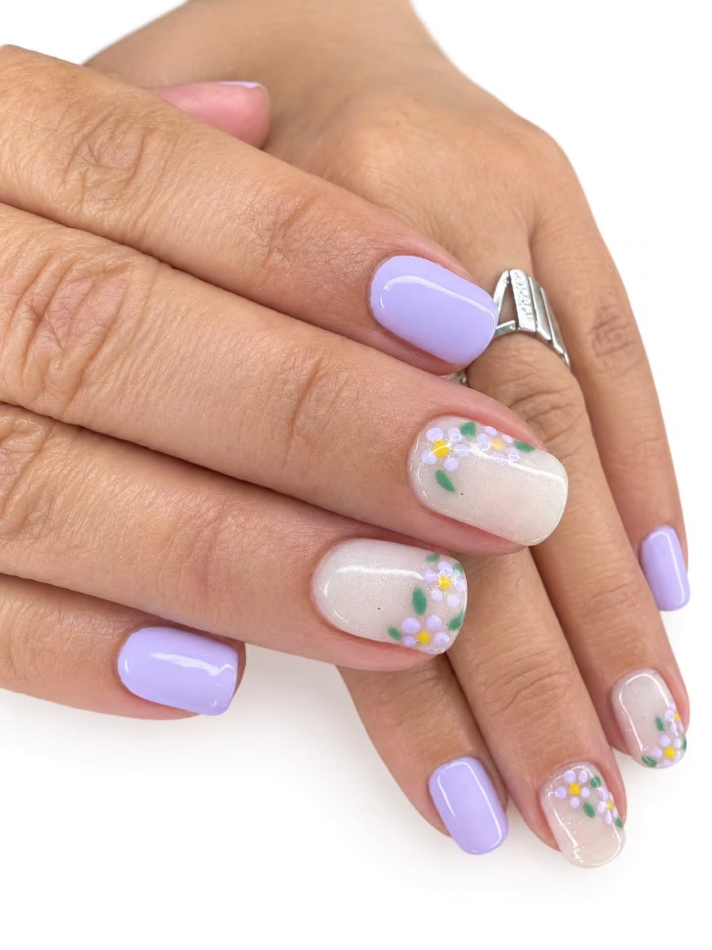 ✨ Delicadas, femeninas y llenas de color 💜🌸
Una combinación perfecta entre el lila pastel y un delicado diseño floral sobre base perlada 🤍🌿. Un look sutil, elegante y perfecto para darle ese toque especial a tus manos. 💅✨

🌸 Diseño realizado por @nails_angelacontreras
📍 Agenda tu hora en Salón Amanda Spa
📲 Reserva tu cita y déjate consentir.

#SalonAmandaSpa #Manicure #NailArt #Uñas #UñasLilas UñasFloral ManicureChile NailInspiration UñasBonitas NailsChile ManicurePerfecta NailsAngelacontreras en Salón Amanda, Pudahuel