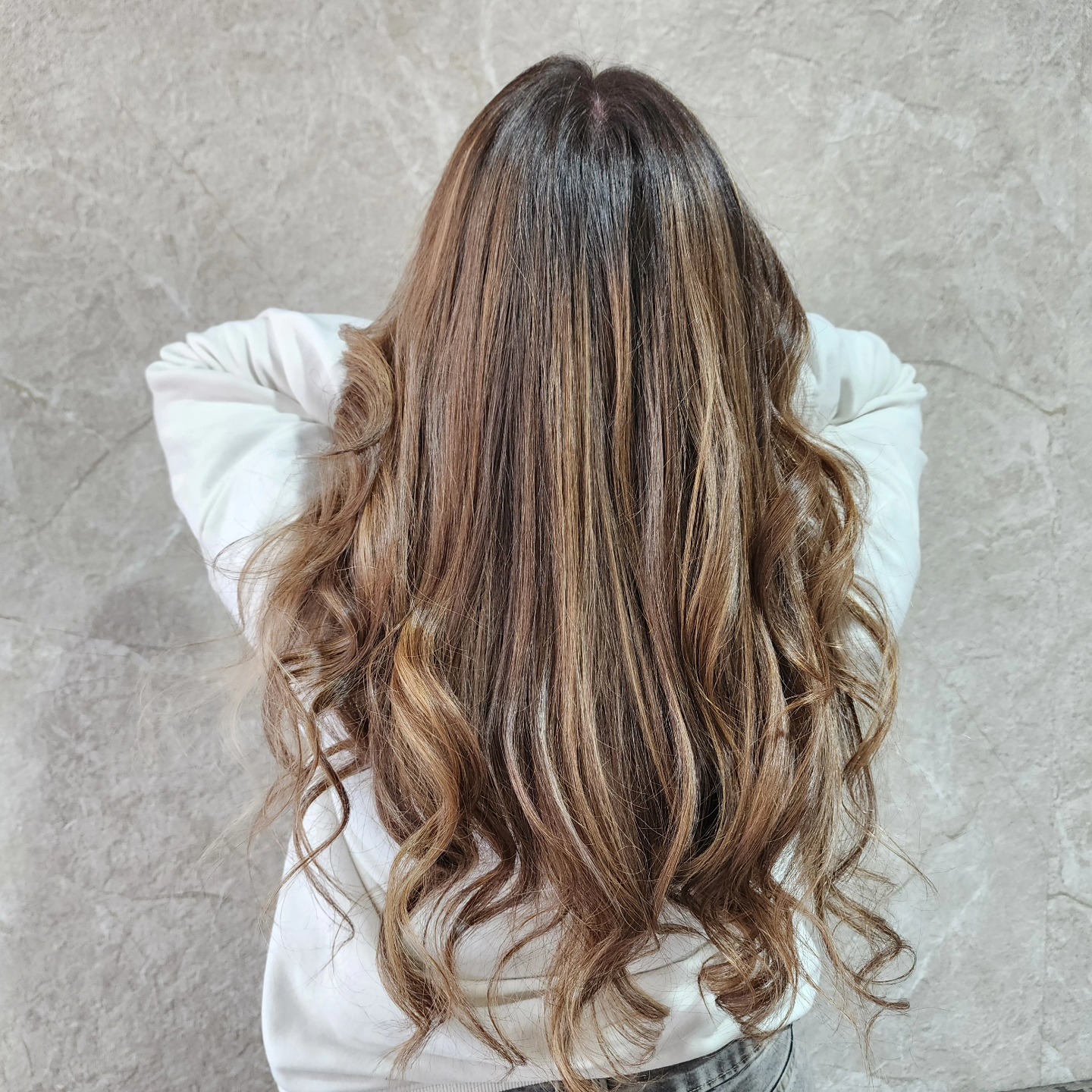 En esta oportunidad realizamos un balayage con contorno bien marcado para subir la iluminación de un tarbajo anterior. Dimos con el tono avellana que buscaba @isadorqq 👌. 
Gracias por confiar, quedamos muy conformes con el resultado ✨️🫶
Trabajo realizado por Dominique @d_castillo_d
Decoloración y matiz de la mano de @schwarzkopfpro.chile  #varioblond #Vibrance y láminas foil de @allbeauty.framar, masaje de hidratacion y styling final con @moroccanoil_latam  @isazkun_viuty en Salón Amanda, Pudahuel