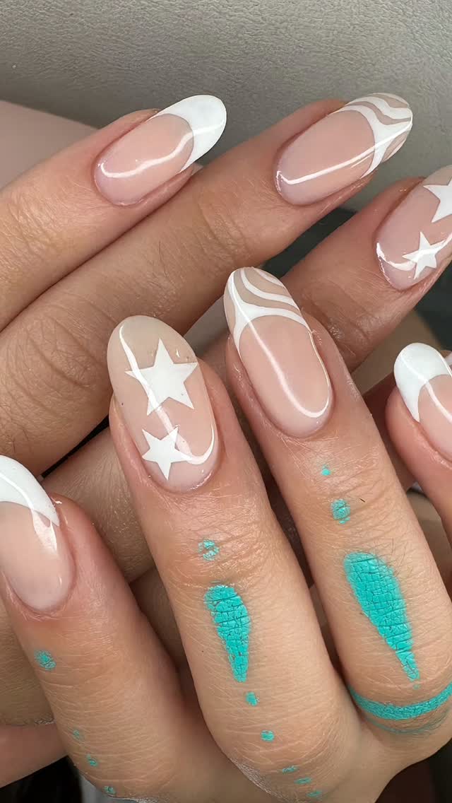 ✨ Elegancia, delicadeza y un toque de glamour en cada detalle. ✨
Un diseño en tonos nude y blanco, con francesita moderna, líneas orgánicas y delicadas estrellas ⭐️ para darle ese toque especial. 🤍
💅🏻 Nail art realizado por @nails_angelacontreras
¿Te atreves a llevar este diseño? ✨
📲 Reserva tu hora y luce unas uñas únicas en Salón Amanda Spa. en Salón Amanda, Pudahuel
