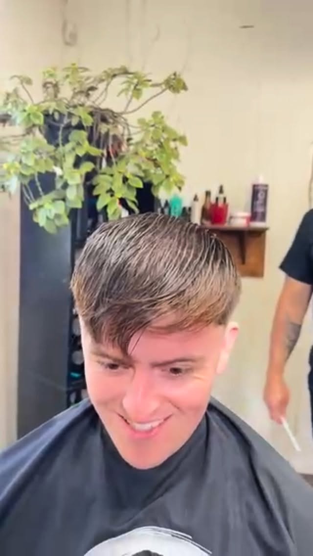 Los cambios se hacen cuando tú decides romper el miedo esta vez trabajamos con un cliente que se aburrió de su cabello y decidimos darle un nuevo look con una semi ondulación #rulos #permanente #ondulacion #fade #viña en Sion Barbería, Viña del Mar
