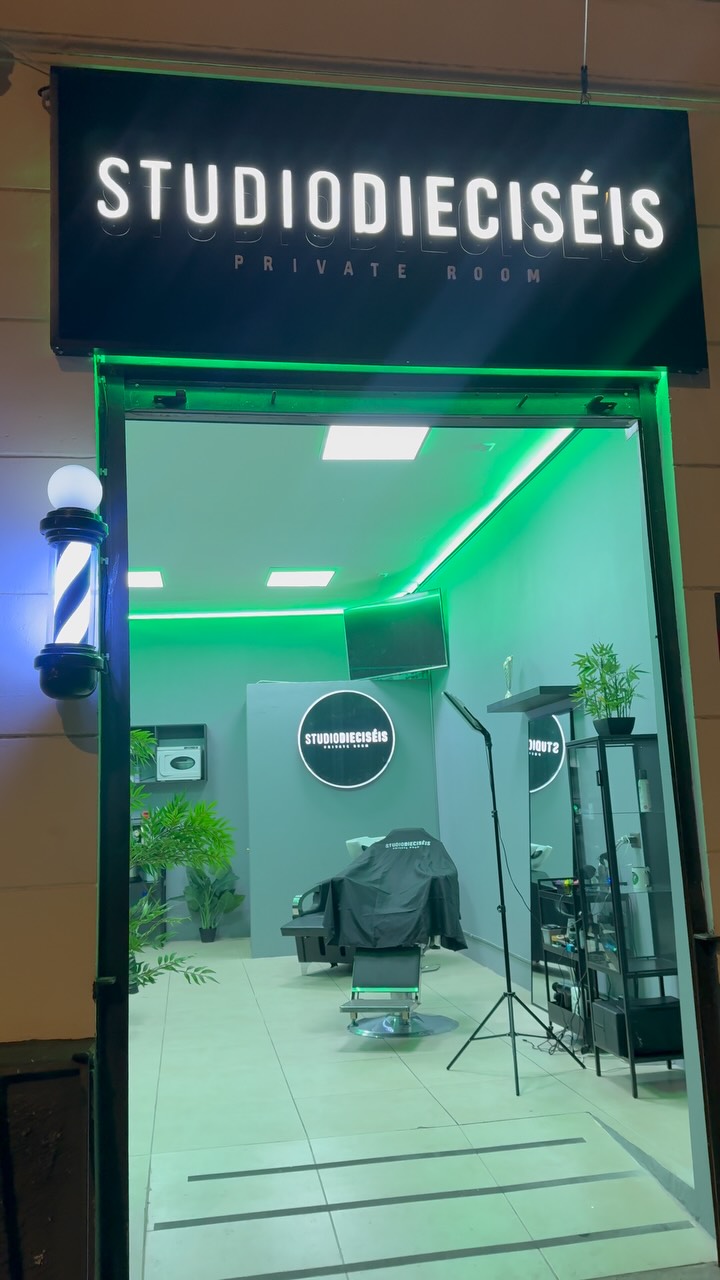 Un sueño más que se convierte en realidad. 💈✨

Gracias a cada persona que fue parte de este proceso y confió en mi. 
Este nuevo local representa esfuerzo, constancia y la prueba de que cuando se quiere, se puede.

Esto recién comienza. Bienvenidos a la nueva etapa de Studio Dieciséis. ❤️ 

Agradecer personalmente a @elcatirebarista @contactoformacril @valpanic_ @dannih2 @atelier.catalan . en Studio Dieciséis, Valparaíso