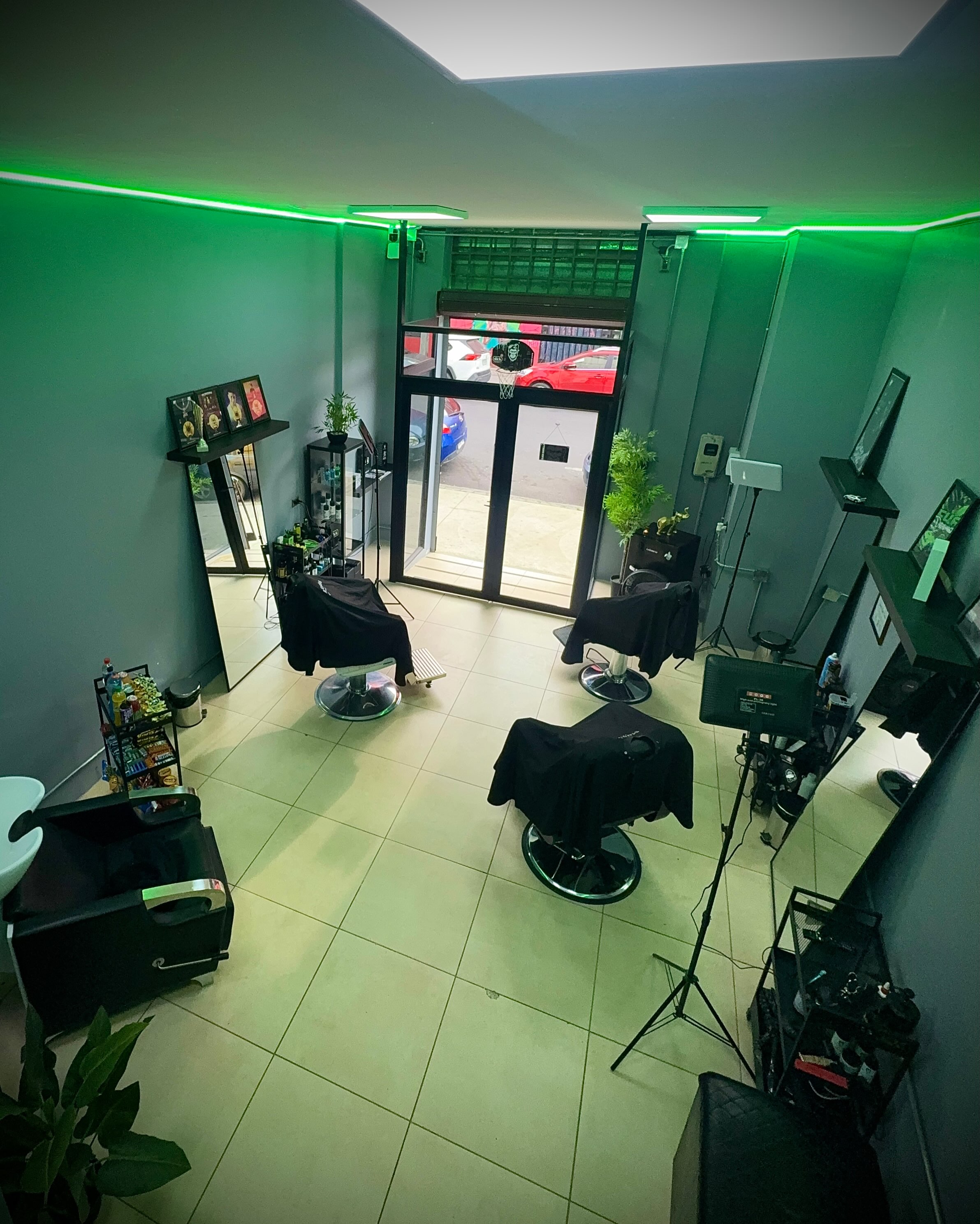 Nuestro espacio, nuestra vibra. 🖤
Un lugar donde cada detalle cuenta.
Gracias a todos los que son parte de esta historia. ✨💈

TEAM 16 @random_.barber @atelier.catalan @omyy.style .

Barbería life. Studio Dieciséis. en Studio Dieciséis, Valparaíso
