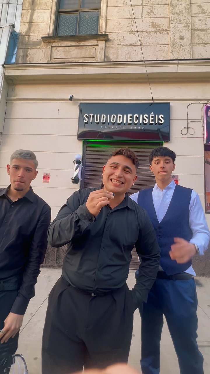 Juego de preguntas Parte 2. 😏🤣💈🍃♥️
#valparaiso #barbershop # chile en Studio Dieciséis, Valparaíso