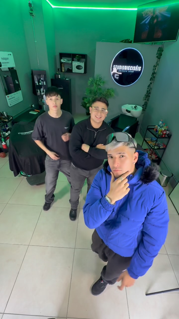 Tirando rostro un ratito con los 16📸😜🔥

#humor #barbershop #valparaíso en Studio Dieciséis, Valparaíso