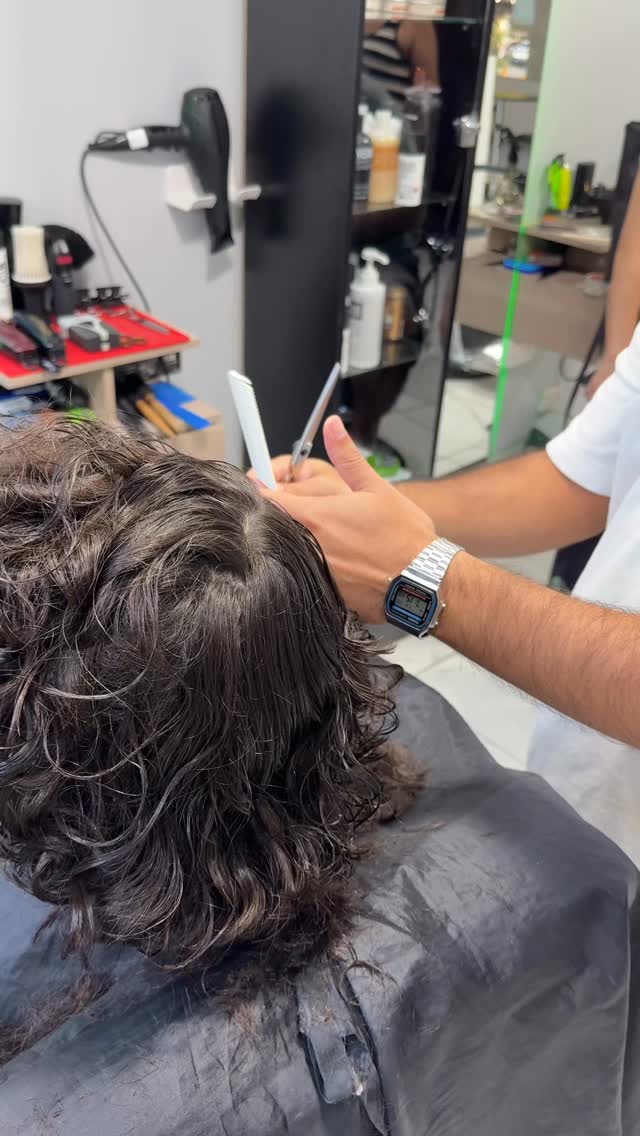 La barbería no es rutina. Es precisión.

✂️ Cortes clásicos y modernos
🧔 Perfilado y diseño de barba
🔥 Afeitado y detalles profesionales

En VIGGO cada servicio barbershop está pensado para lograr un resultado limpio, equilibrado y a tu medida.

Porque un buen corte se nota…
pero un trabajo bien hecho se siente.

Agenda tu hora y vive la experiencia VIGGO. en Viggo Men's Hair Club, Las Condes