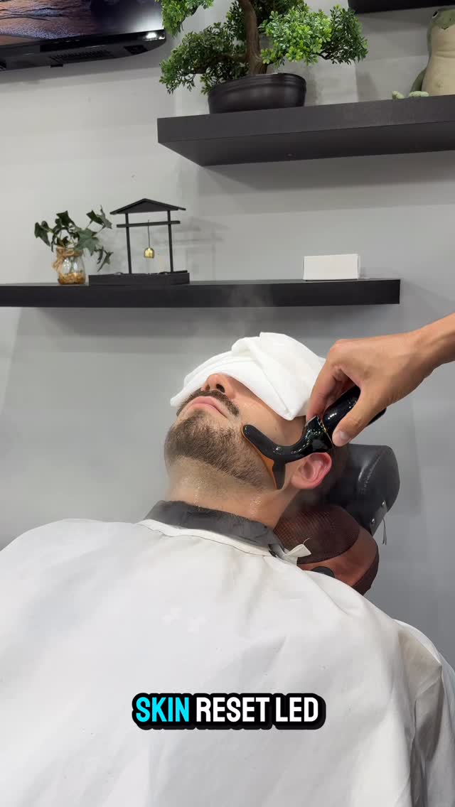 Skin reset LED.

Tratamiento de limpieza facial con fototerapia para una hidratación profunda de la piel. en Viggo Men's Hair Club, Las Condes