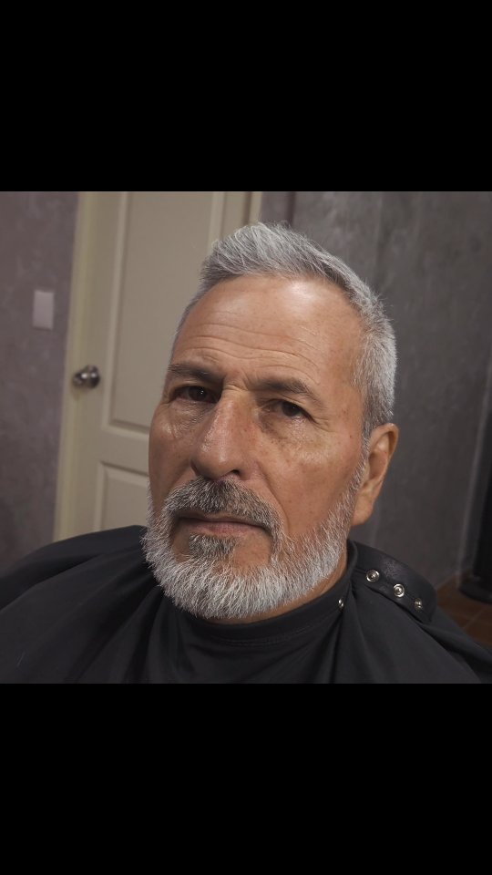La elegancia nunca pasa de moda.

Un corte clásico bien ejecutado y una barba trabajada con precisión pueden marcar la diferencia a cualquier edad.

En YŪGEN STUDIO cada servicio se adapta a tu estilo, ya sea un look tradicional o una propuesta más moderna. Lo importante es que salgas sintiéndote en tu mejor versión.

¿Buscas renovar tu imagen? Agenda tu hora y vive la experiencia.

📍 Quillota
📲 Reserva por el link de la descripción en Yūgen Studio, Quillota