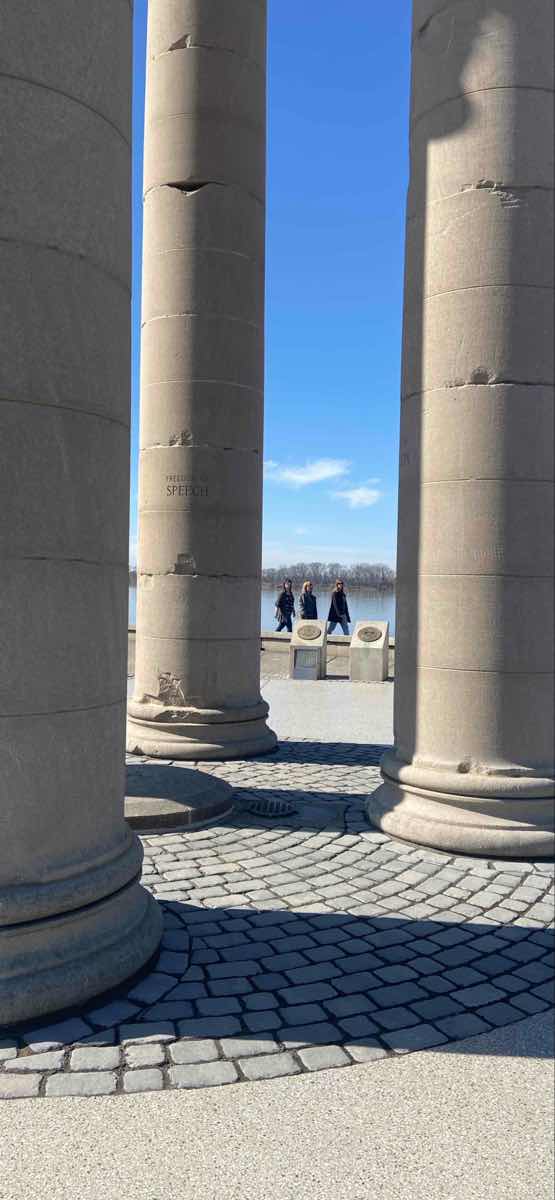 Fotografii ale v&acirc;n&abreve;torii de comori din Evansville