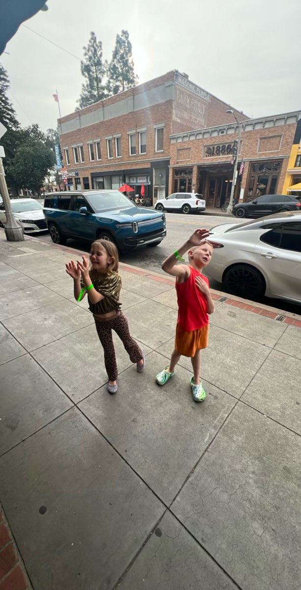 Orange California Scavenger Hunt के स्कैवेंजर हंट की तस्वीरें