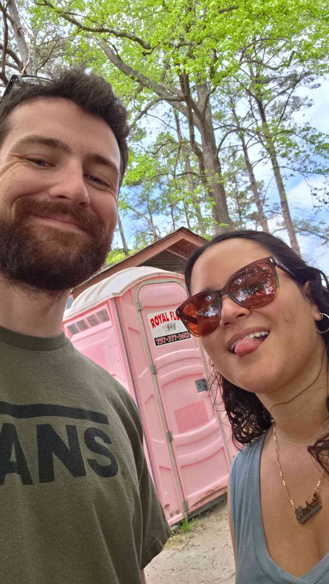 Fotografii ale v&acirc;n&abreve;torii de comori din Chesapeake