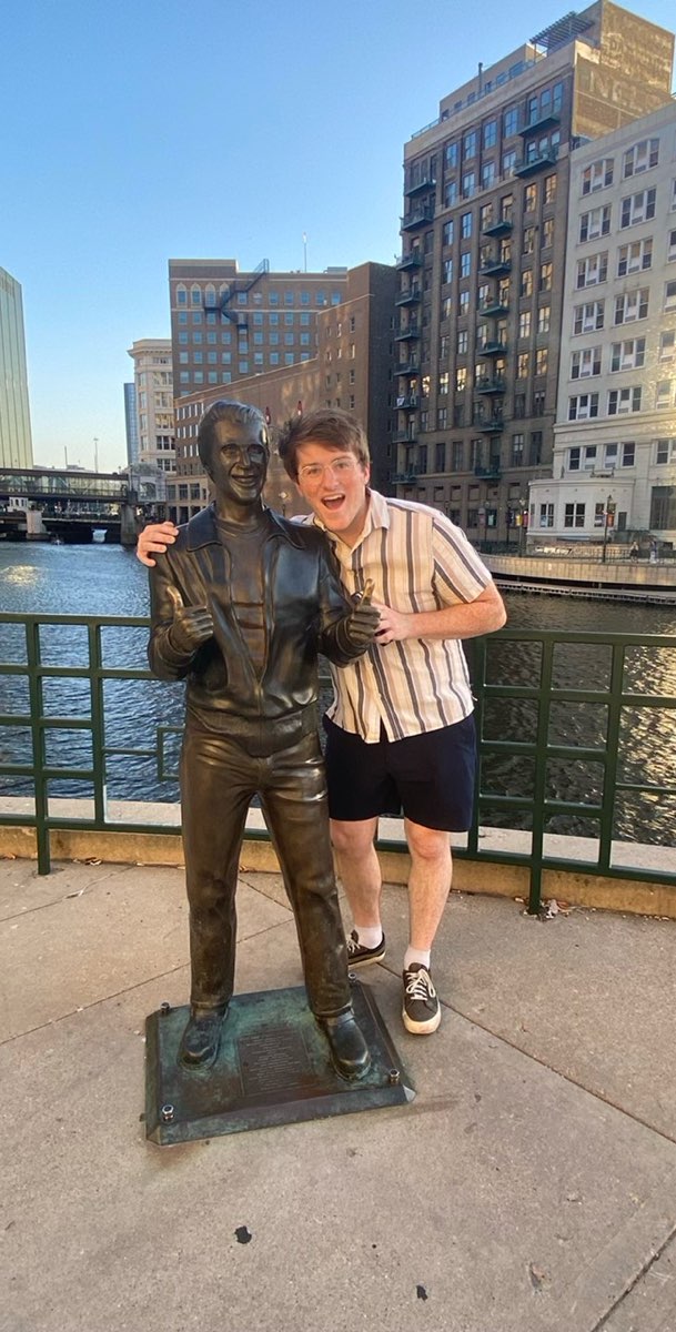 Milwaukee Bar Crawl scavenger hunt photos