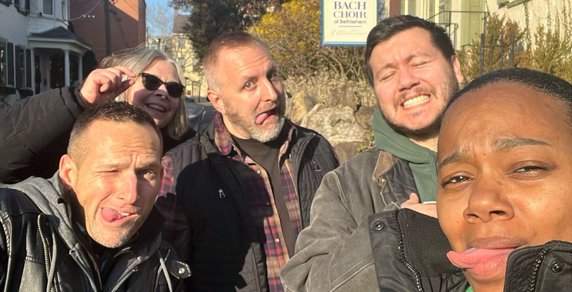 v&acirc;n&abreve;toare de comori pentru team building