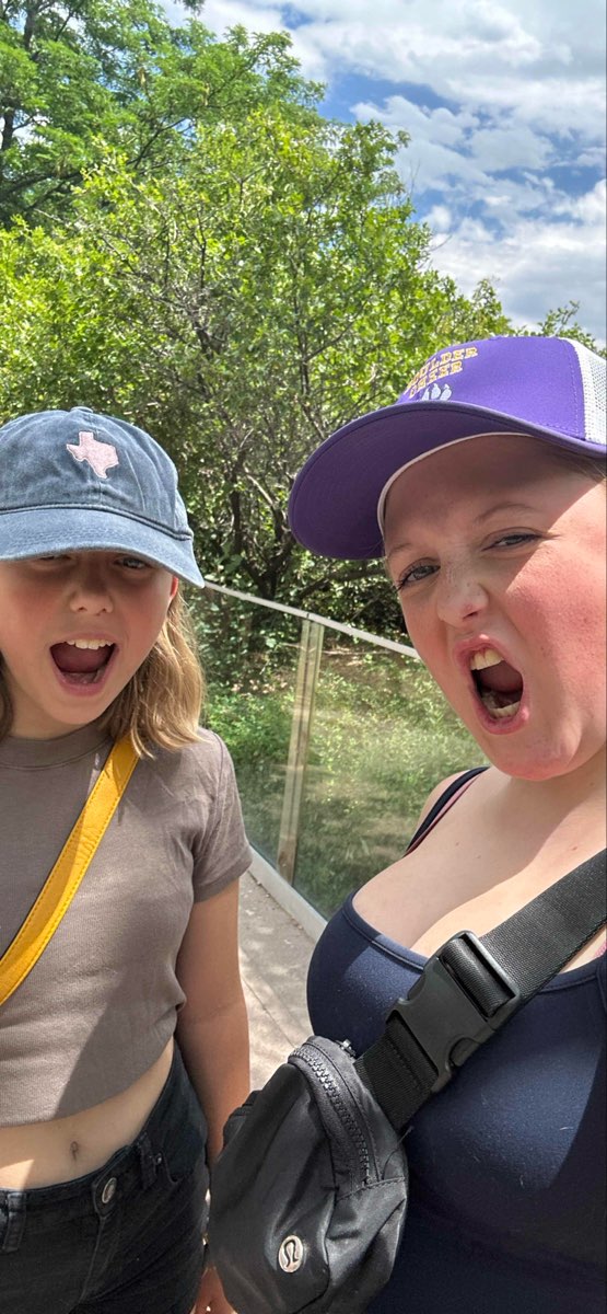 Zdjęcia polowania na padlinożerców na Uniwersytecie w Denver