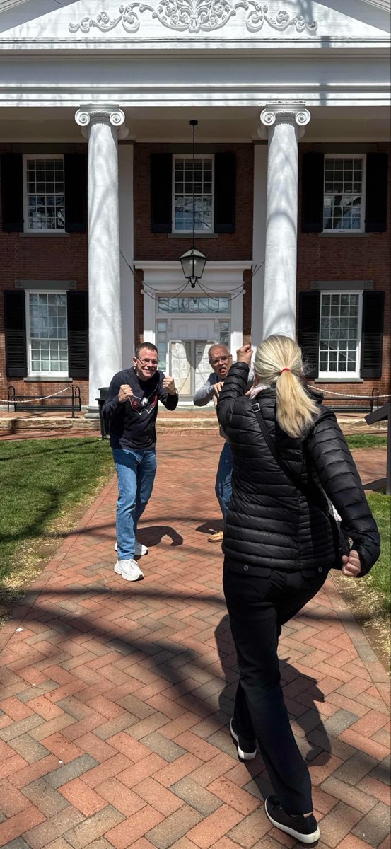 v&acirc;n&abreve;toare de comori pentru team building