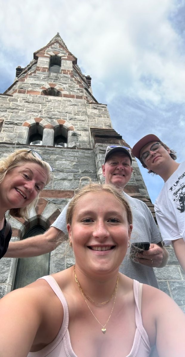 University of Massachusetts--Amherst Scavenger Hunt -mets&auml;styskuvat