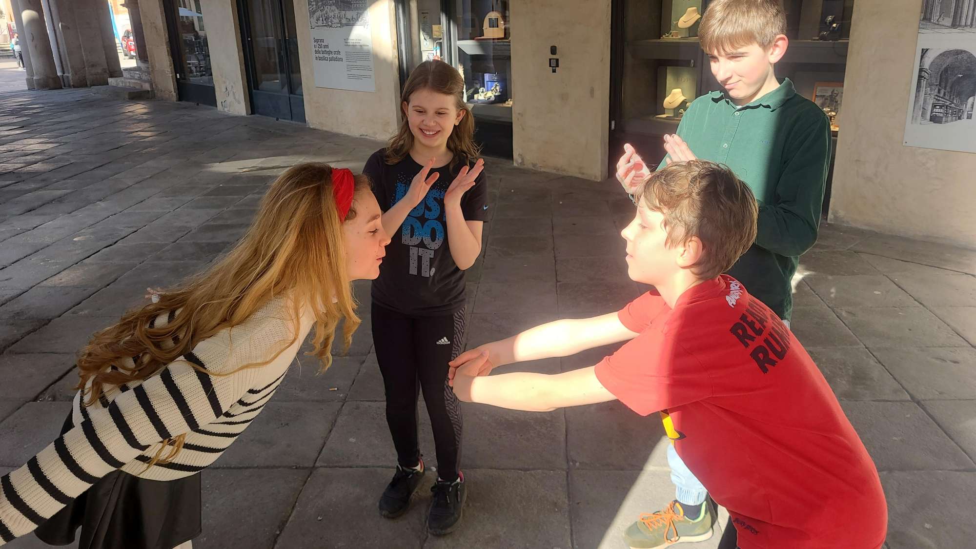 &Phi;&omega;&tau;&omicron;&gamma;&rho;&alpha;&phi;ί&epsi;&sigmav; &alpha;&pi;ό &tau;&omicron; &Kappa;&upsi;&nu;ή&gamma;&iota; &Theta;&eta;&sigma;&alpha;&upsi;&rho;&omicron;ύ &tau;&eta;&sigmav; &Beta;&iota;&tau;&sigma;έ&nu;&tau;&zeta;&alpha;