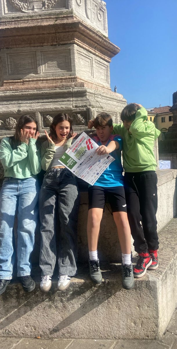 &Phi;&omega;&tau;&omicron;&gamma;&rho;&alpha;&phi;ί&epsi;&sigmav; &alpha;&pi;ό &tau;&omicron; &Kappa;&upsi;&nu;ή&gamma;&iota; &Theta;&eta;&sigma;&alpha;&upsi;&rho;&omicron;ύ &tau;&eta;&sigmav; &Beta;&iota;&tau;&sigma;έ&nu;&tau;&zeta;&alpha;