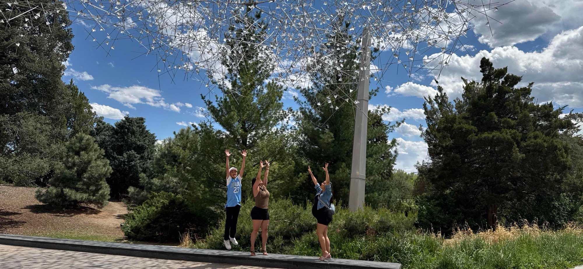 Zdjęcia polowania na padlinożerców na Uniwersytecie w Denver