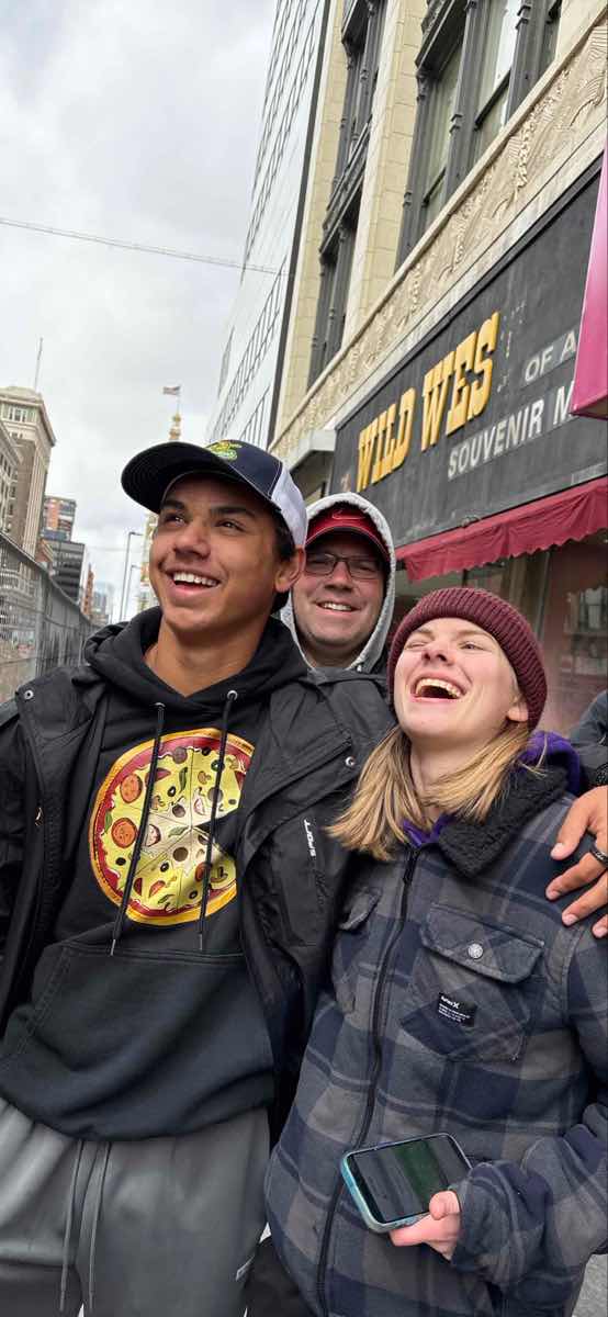 Zdjęcia polowania na padlinożerców na Uniwersytecie w Denver