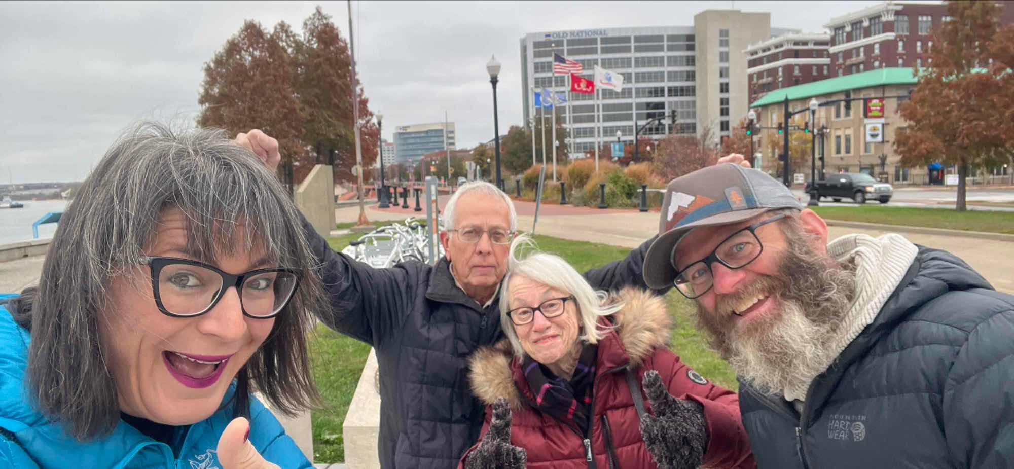 Fotografii ale v&acirc;n&abreve;torii de comori din Evansville