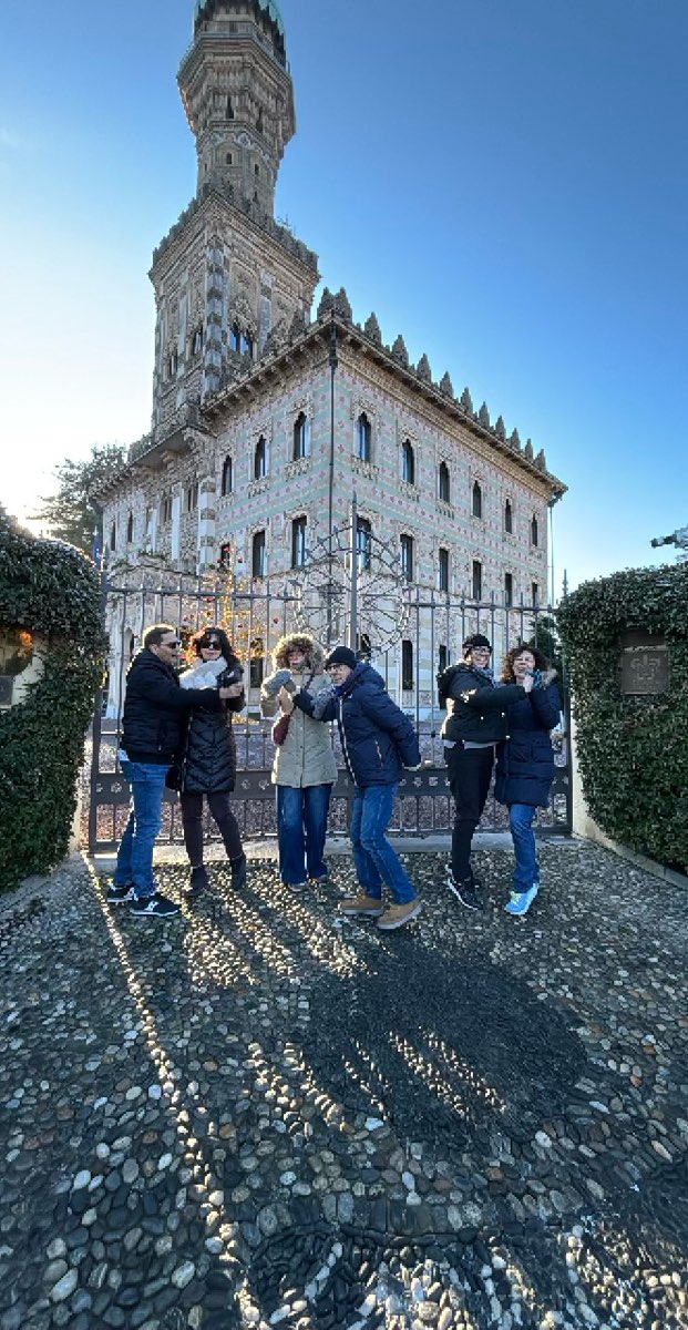 Fotografii ale v&acirc;n&abreve;torii de comori din Orta San Giulio