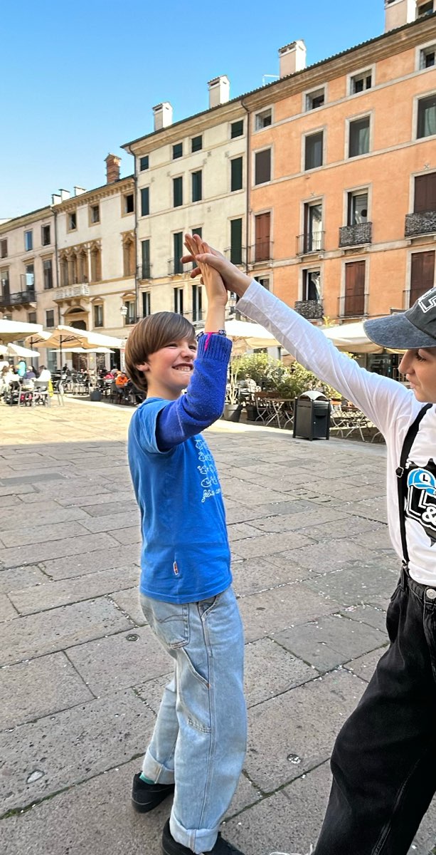 &Phi;&omega;&tau;&omicron;&gamma;&rho;&alpha;&phi;ί&epsi;&sigmav; &alpha;&pi;ό &tau;&omicron; &Kappa;&upsi;&nu;ή&gamma;&iota; &Theta;&eta;&sigma;&alpha;&upsi;&rho;&omicron;ύ &tau;&eta;&sigmav; &Beta;&iota;&tau;&sigma;έ&nu;&tau;&zeta;&alpha;