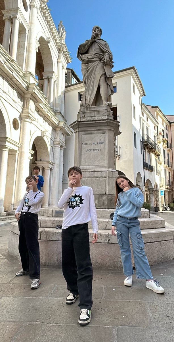 &Phi;&omega;&tau;&omicron;&gamma;&rho;&alpha;&phi;ί&epsi;&sigmav; &alpha;&pi;ό &tau;&omicron; &Kappa;&upsi;&nu;ή&gamma;&iota; &Theta;&eta;&sigma;&alpha;&upsi;&rho;&omicron;ύ &tau;&eta;&sigmav; &Beta;&iota;&tau;&sigma;έ&nu;&tau;&zeta;&alpha;