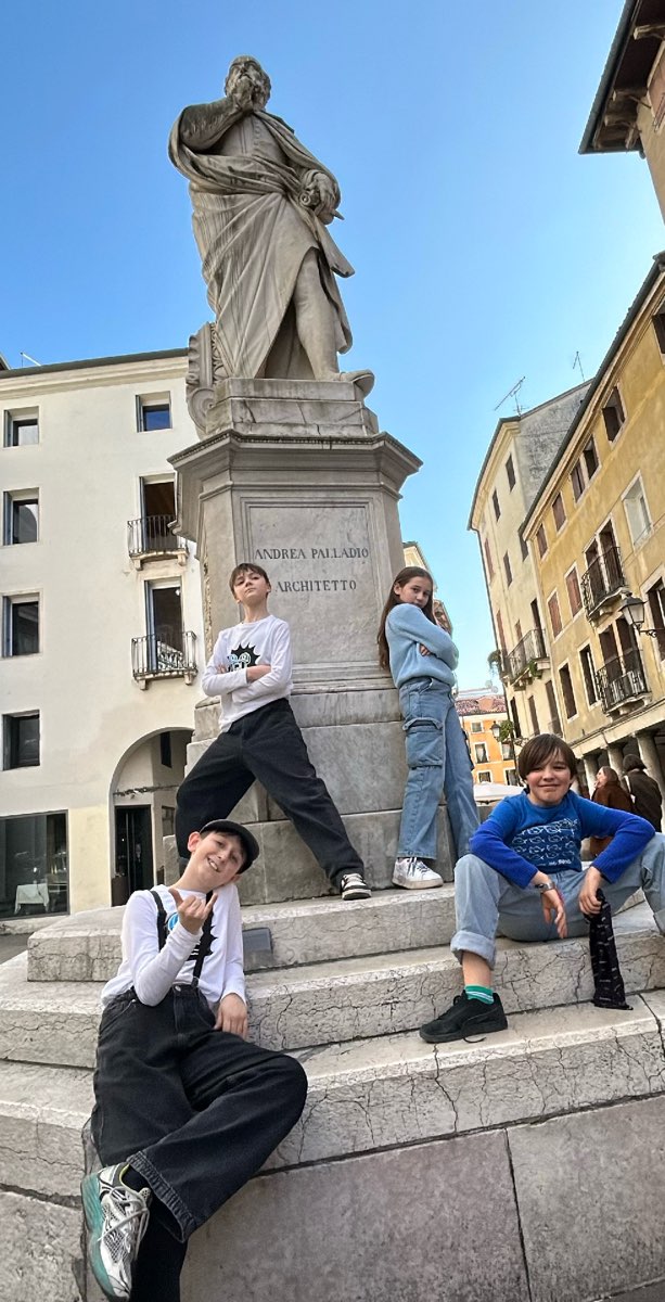 &Phi;&omega;&tau;&omicron;&gamma;&rho;&alpha;&phi;ί&epsi;&sigmav; &alpha;&pi;ό &tau;&omicron; &Kappa;&upsi;&nu;ή&gamma;&iota; &Theta;&eta;&sigma;&alpha;&upsi;&rho;&omicron;ύ &tau;&eta;&sigmav; &Beta;&iota;&tau;&sigma;έ&nu;&tau;&zeta;&alpha;