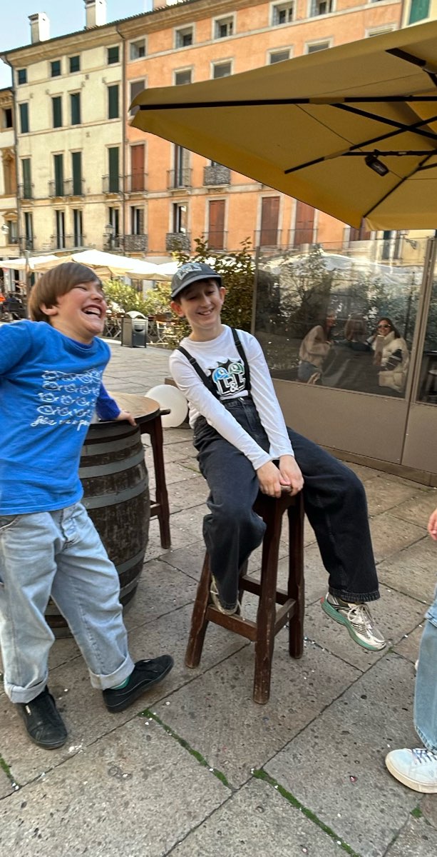 &Phi;&omega;&tau;&omicron;&gamma;&rho;&alpha;&phi;ί&epsi;&sigmav; &alpha;&pi;ό &tau;&omicron; &Kappa;&upsi;&nu;ή&gamma;&iota; &Theta;&eta;&sigma;&alpha;&upsi;&rho;&omicron;ύ &tau;&eta;&sigmav; &Beta;&iota;&tau;&sigma;έ&nu;&tau;&zeta;&alpha;