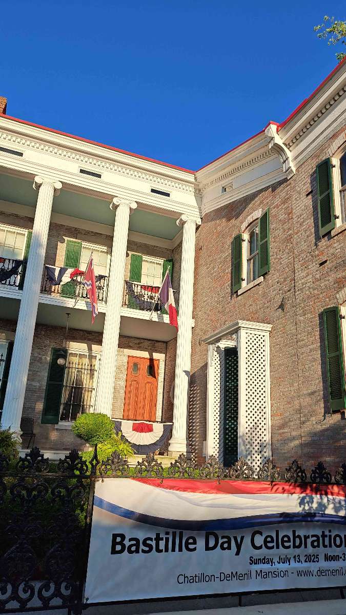 &Phi;&omega;&tau;&omicron;&gamma;&rho;&alpha;&phi;ί&epsi;&sigmav; &alpha;&pi;ό &tau;&omicron; &Kappa;&upsi;&nu;ή&gamma;&iota; &Theta;&eta;&sigma;&alpha;&upsi;&rho;&omicron;ύ &sigma;&tau;&omicron; Saint Louis University