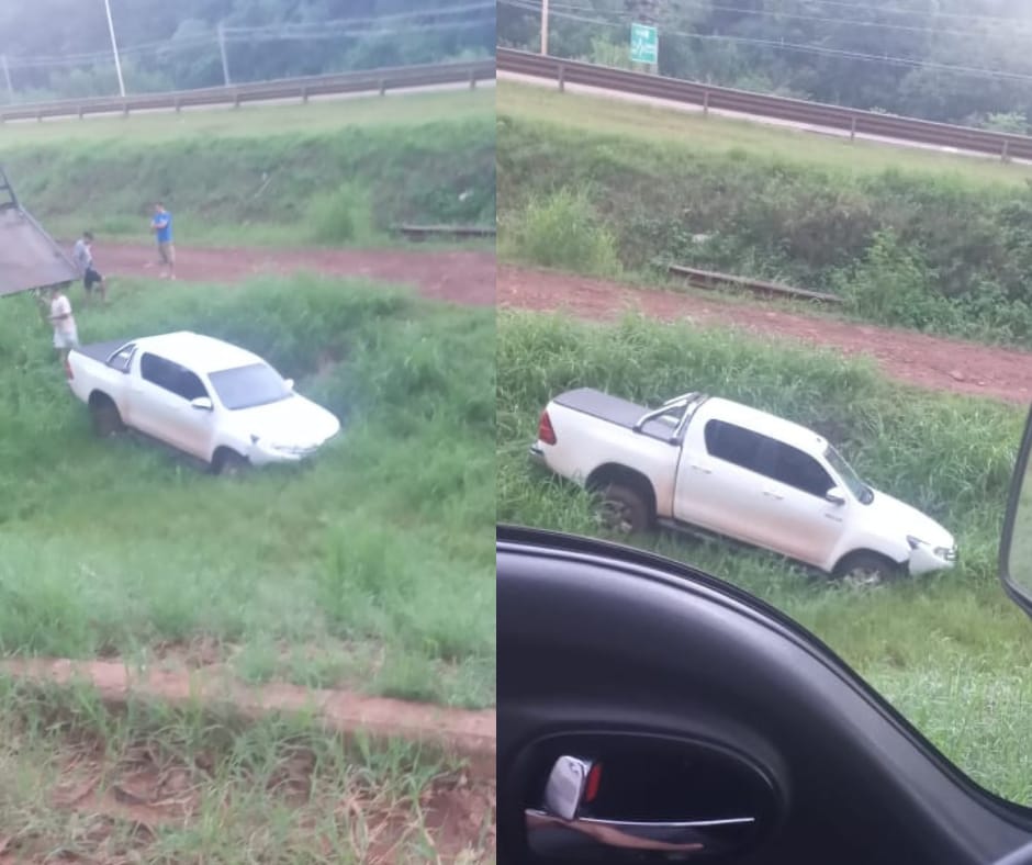 Una camioneta despistó sobre la Ruta 12 en el acceso a Eldorado