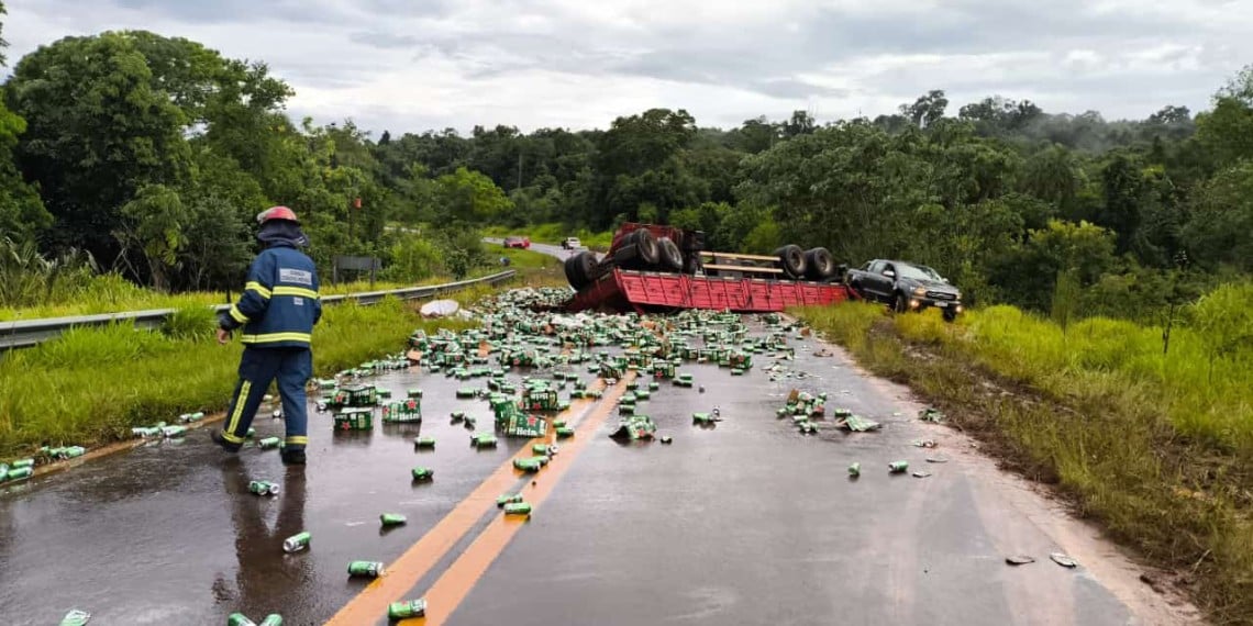 Un camión cargado de cerveza despistó en la Ruta 101