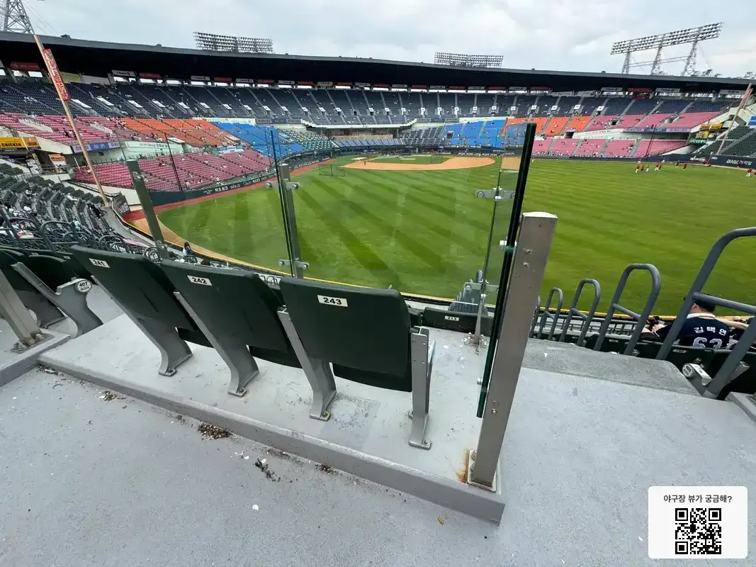 407블록 243번 좌석 뷰 1