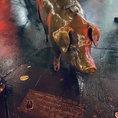 photo of Rachel the Pig at Pike Place Market