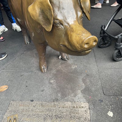 photo of Rachel the Pig at Pike Place Market