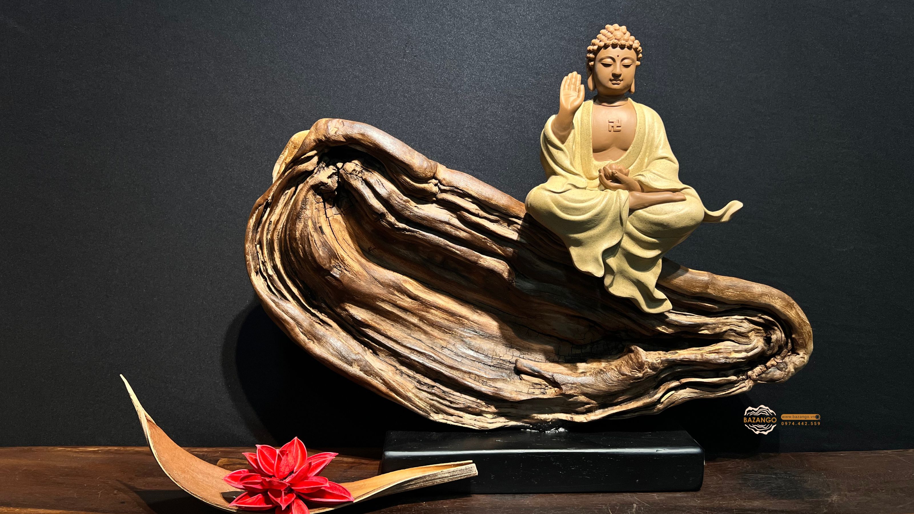 Tượng Phật A Di Đà ngồi trên Gỗ Lũa tự nhiên