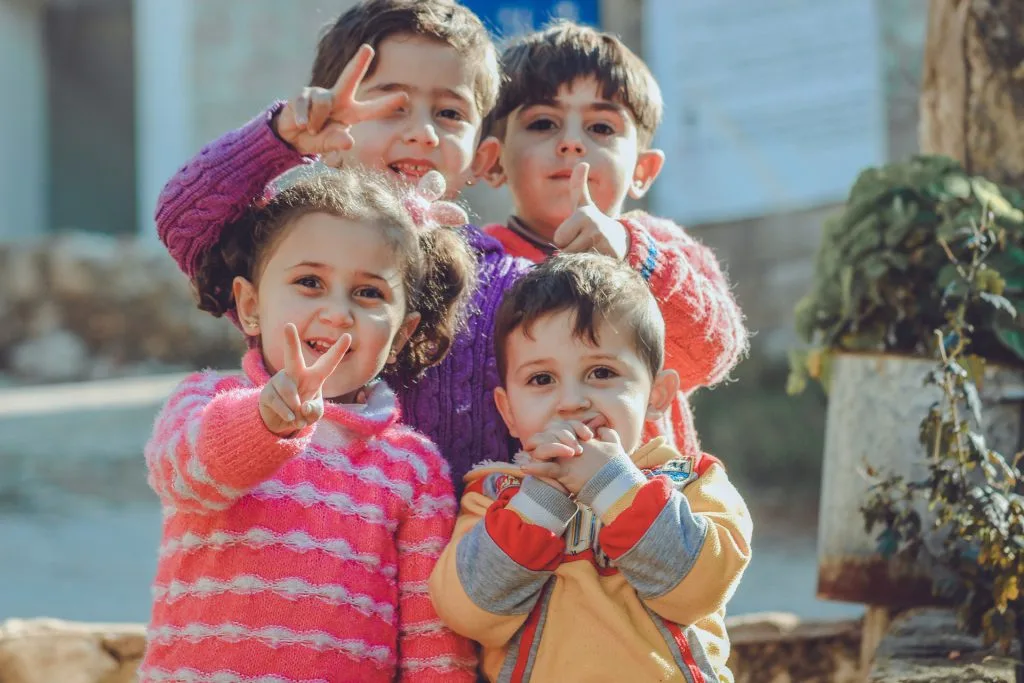 قال رسول الله صلى الله عليه وسلم: «أنا وكافل اليتيم في الجنة هكذا» وأشار بالسبابة والوسطى وفَرَّج بينهما شيئاً.