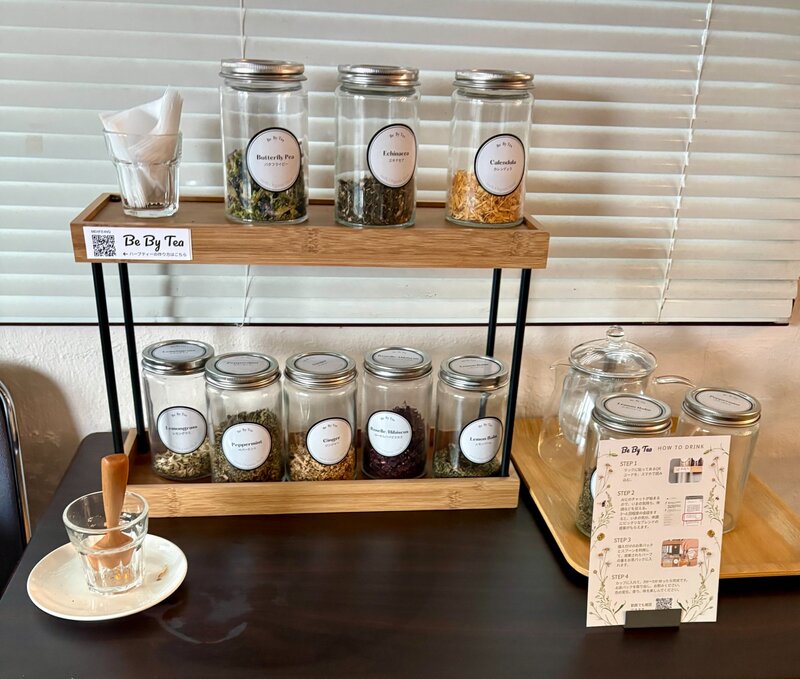 社員がハーブティーを楽しむ様子