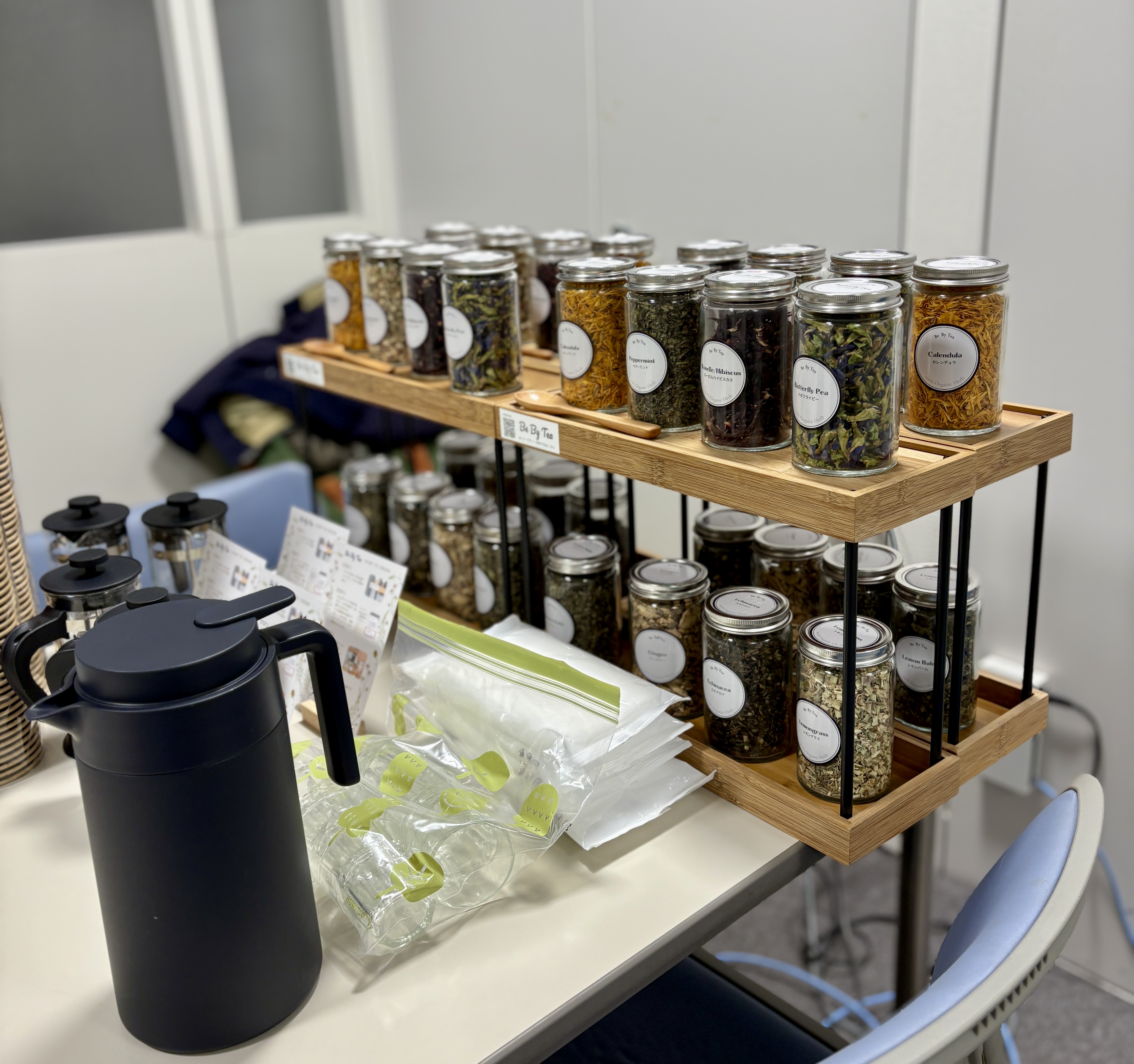 ハーブティーを準備している様子