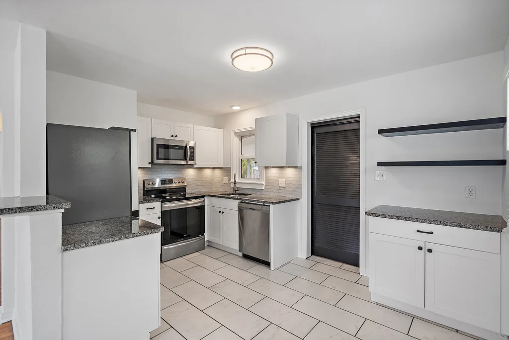 Kitchen - Granite countertops, stainless steel appliances