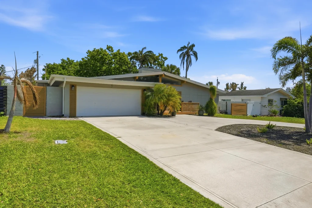 Listing_Photos_-_573_Boca_Ciega_Point_Blvd_N_St_Petersburg_FL_33708_001